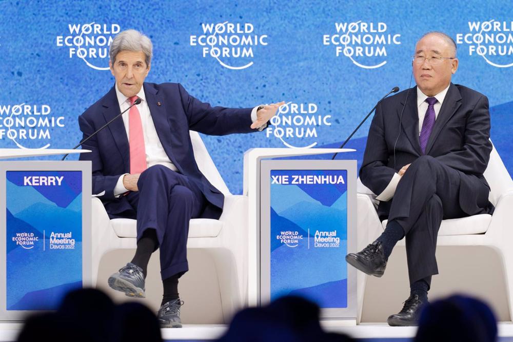 Archivo - HANDOUT - 24 mai 2022, Suisse, Davos : John Kerry, envoyé spécial du président américain pour le climat, et Xie Zhenhua, envoyé spécial de la Chine pour le changement climatique, assistent à la session Archivo