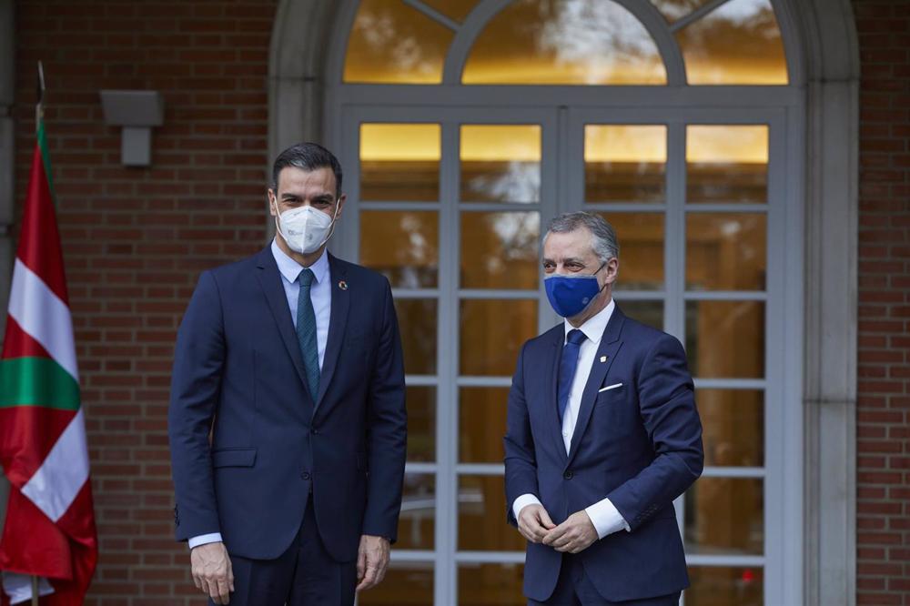 Archivo - El presidente del Gobierno central, Pedro Sánchez (i), y el Lehendakari, Iñigo Urkullu (d) posan a su llegada a una reunión en el Palacio de La Moncloa, en Madrid (España), a 25 de enero de 2021. Durante la cita ambos mandatarios tratarán la ges Archivo