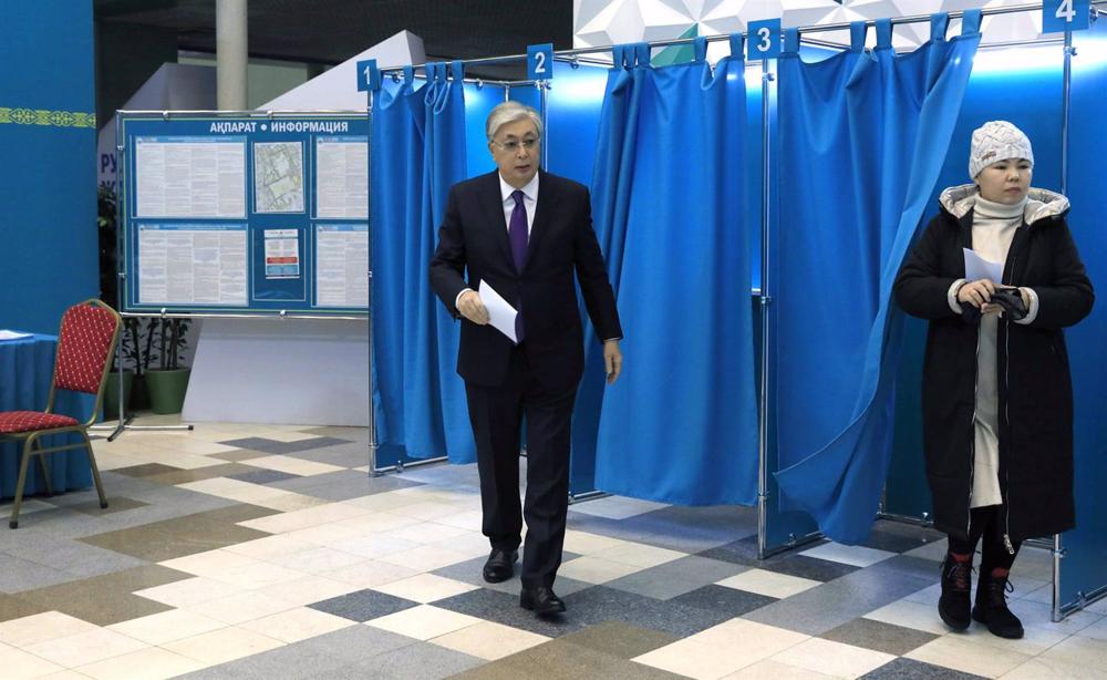 El presidente de Kazajistán, Kasim Yomart Tokayev, vota en Astana en las elecciones celebradas este domingo El