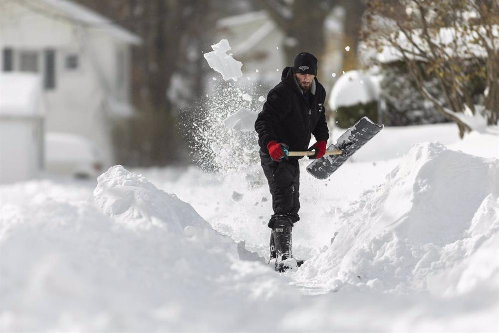 Un ciudadano de Nueva York retira nieve caída en la vía pública durante las fuertes nevadas que azotan la zona Un