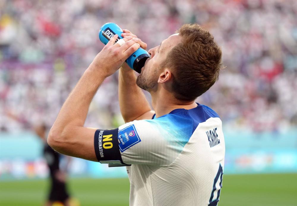 El capitán inglés Harry Kane con el brazalete de la campaña de la FIFA 'No Discrimination' en el partido inaugural del Grupo B contra Irán del Mundial de Catar en el Khalifa International Stadium. El