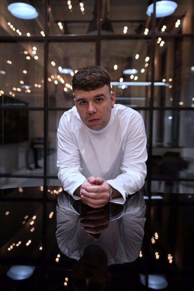 El cantante Pedro Luis Domínguez Quevedo, conocido artísticamente como 'Quevedo', posa durante una entrevista para Europa Press en las oficinas 'The Music Station' El