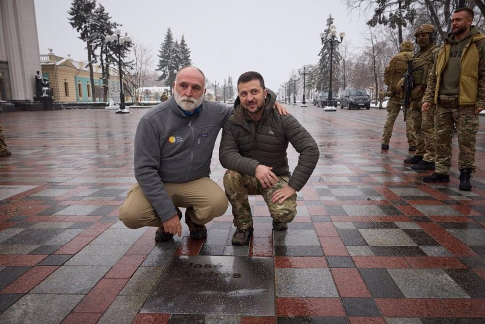 El presidente de Ucrania, Volodimir Zelenski, y el chef José Andrés junto a la placa en su honor en Kiev El