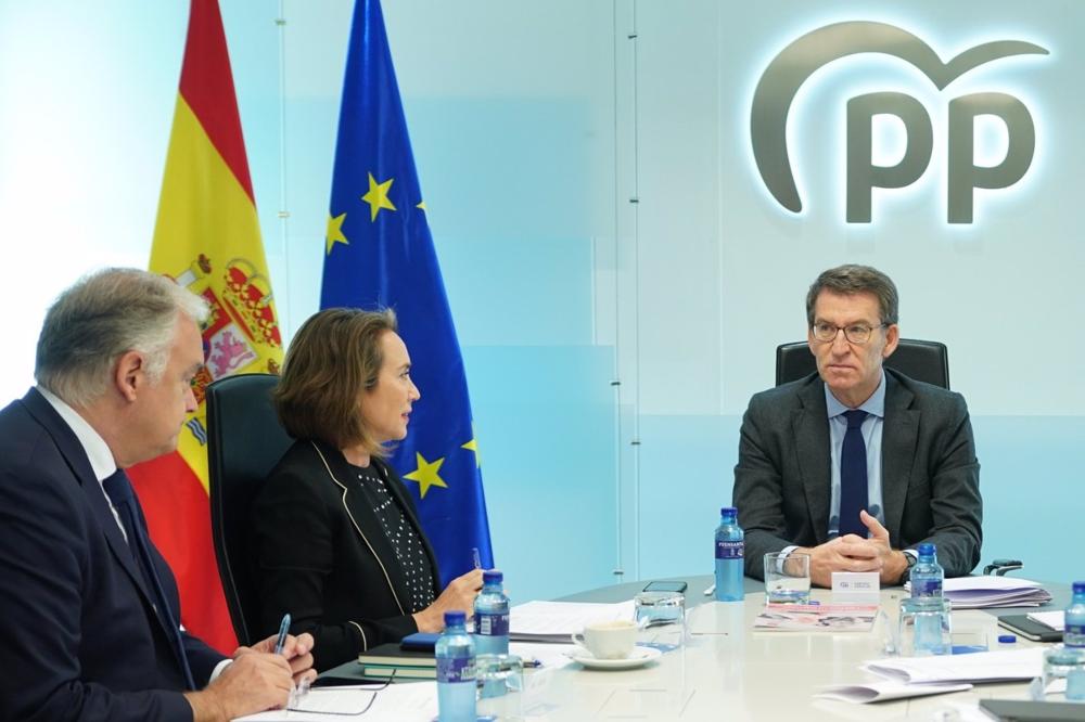 El líder del PP, Alberto Núñez Feijóo, preside la reunión del comité de dirección del PP. En la imagen, junto a la secretaria general del PP, Cuca Gamarra, y el vicesecretario de Institucional, Esteban González Pons. El