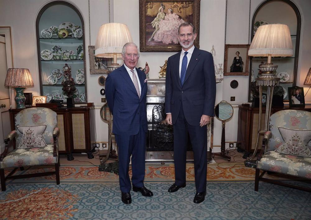 21 November 2022, United Kingdom, London: King Charles III receives King Felipe VI of Spain in the Morning Room, during an audience at Clarence House. Photo: Yui Mok/PA Wire/dpa 21
