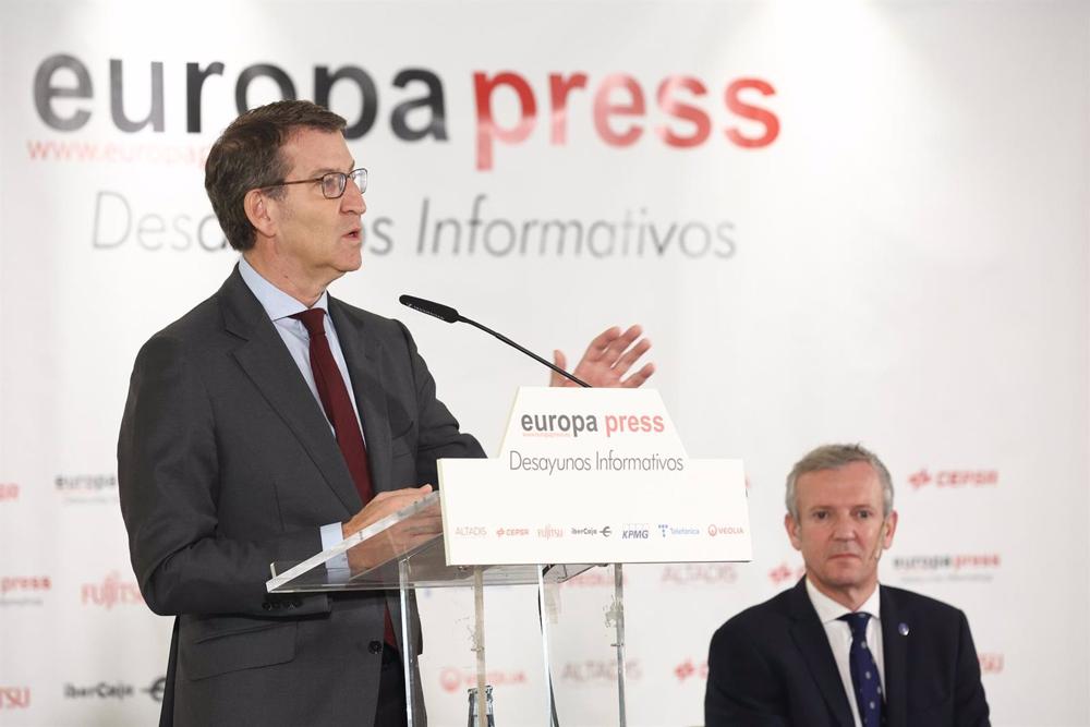 El presidente del PP, Alfonso Núñez Feijóo (i) y el presidente de la Xunta de Galicia, Alfonso Rueda (d), participan en un desayuno informativo de Europa Press en el Hotel Hyatt Regency Hesperia, a 22 de noviembre de 2022, en Madrid (España). El