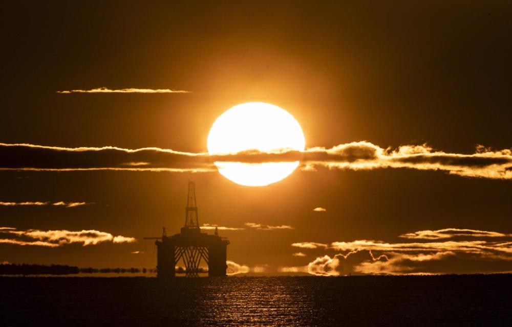 Archivo - 27 April 2020, Scotland, Kirkcaldy: The sun rises behind a redundant oil platform moored in the Firth of Forth near Kirkcaldy. Photo: Jane Barlow/PA Wire/dpa Archivo