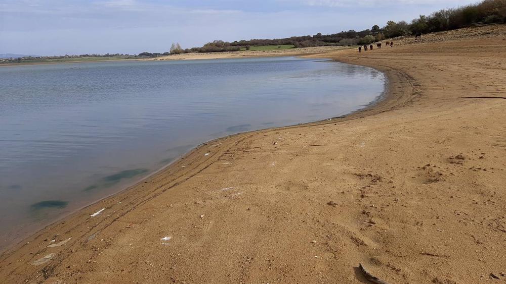 Embalse del Ebro en Cantabria. Pantano en Orzales. Sequía. Reservas de agua. Escasez de lluvia Embalse