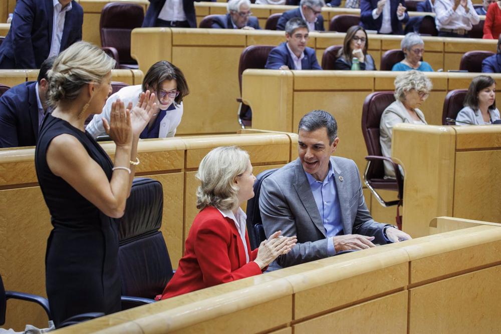 Archivo - (I-D) La vicepresidenta segunda del Gobierno y ministra de Trabajo, Yolanda Díaz; la vicepresidenta primera y ministra de Asuntos Económicos y Transformación Digital, Nadia Calviño, y el presidente del Gobierno, Pedro Sánchez, en el segundo 'car Archivo
