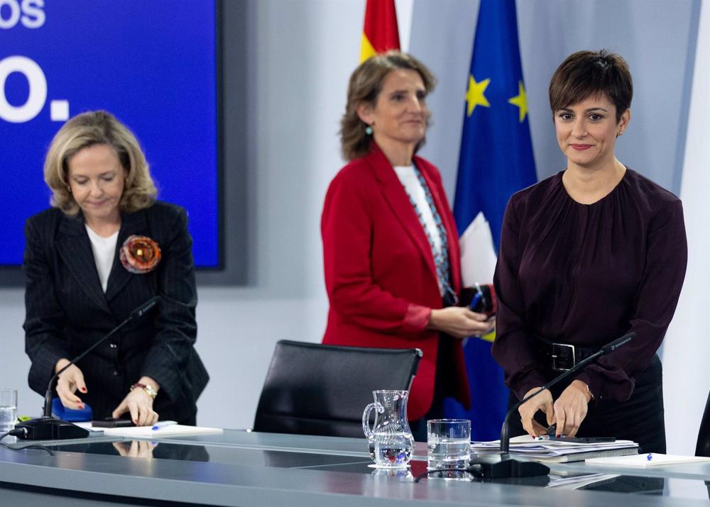 La vicepresidenta primera Nadia Calviño; la vicepresidenta tercera, Teresa Ribera, y la portavoz del Gobierno de España, Isabel Rodríguez. La