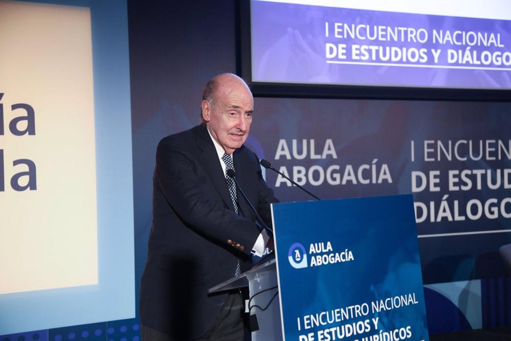 El ponente de la Constitución y presidente del despacho de abogados Roca Junyent, Miquel Roca, durante la inauguración de Aula Abogacía. El