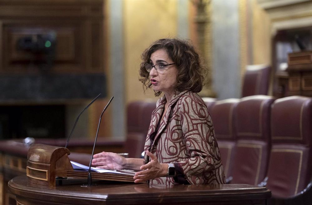 La ministra de Hacienda y Función Pública, María Jesús Montero, interviene durante una sesión plenaria en el Congreso de los Diputados La
