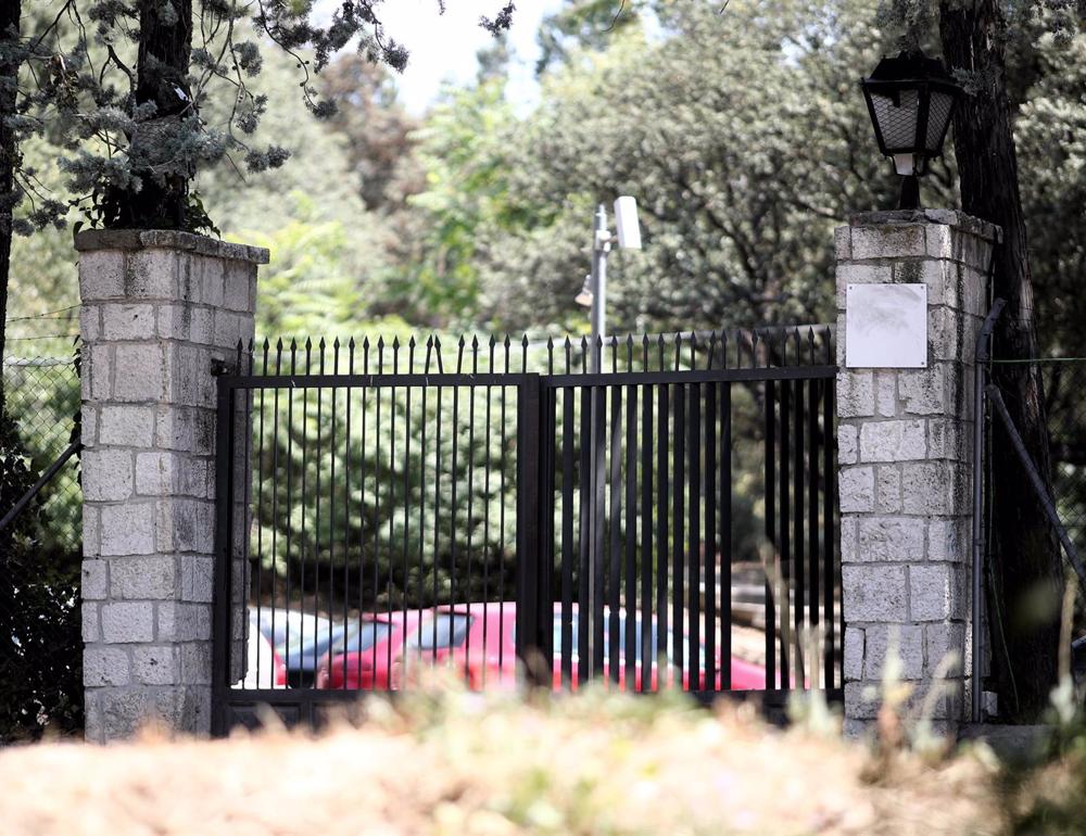 Archivo - Puerta del centro de primera acogida de menores extranjeros no acompañados (menas) situado en la zona de Casa de Campo, en Madrid (España). Archivo