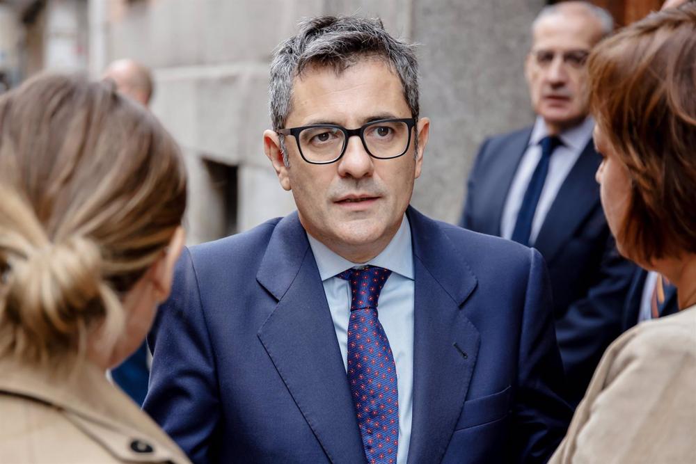 El ministro de Presidencia, Relaciones con las Cortes y Memoria Democrática, Félix Bolaños, a la salida de un acto de la Real Academia de la Historia, a 28 de octubre de 2022, en Madrid (España). El Gobierno tiene previsto invertir en 2023 un total de 13, El