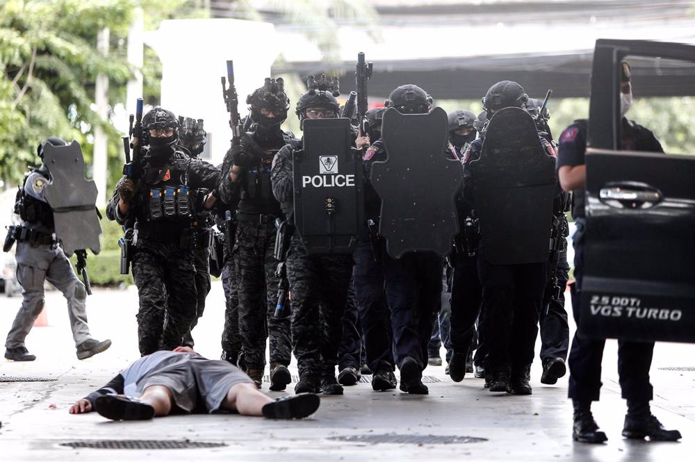 Fichier - Image d'archive de membres des forces spéciales de la Thaïlande lors d'un exercice de simulation à Bangkok. Fichier