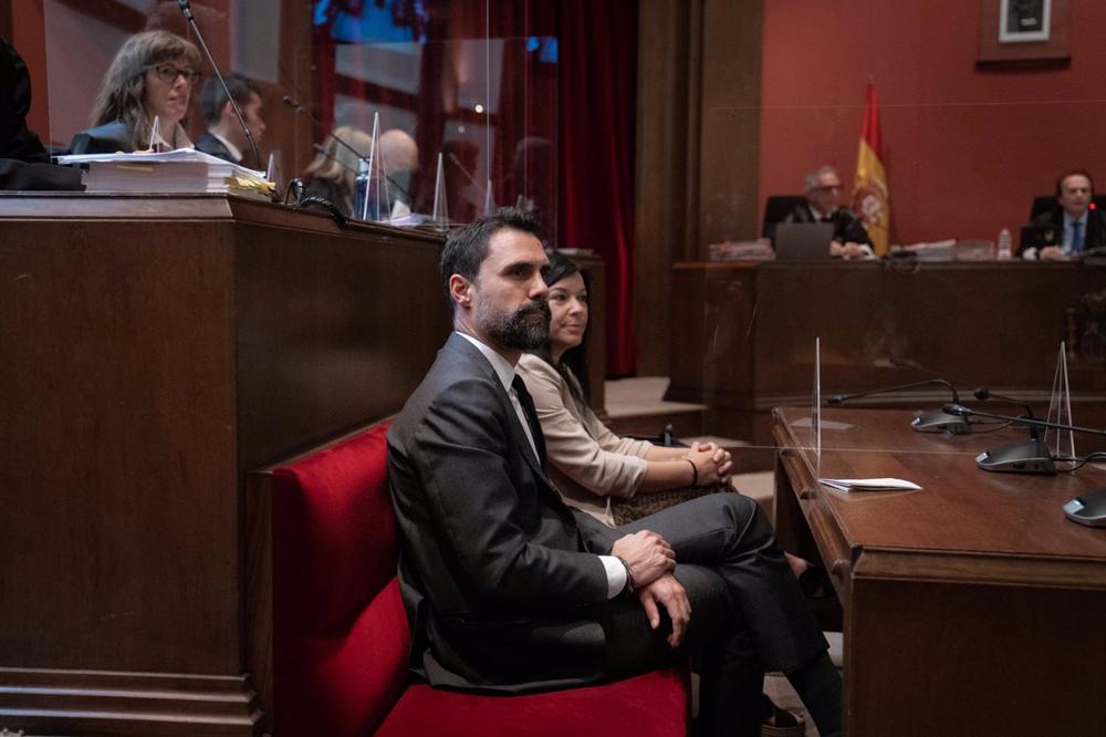 Archivo - El expresidente del Parlament y conseller de Empresa, Roger Torrent y la exsecretaria cuarta del Parlament Adriana Delgado, durante el juicio en el Tribunal Superior de Justicia de Cataluña (TSJC), a 5 de octubre de 2022, en Barcelona, Catalunya Archivo
