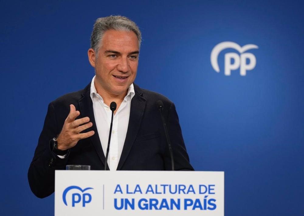 El coodinador general del PP, Elías Bendodo, durante una rueda de prensa de Génova. El