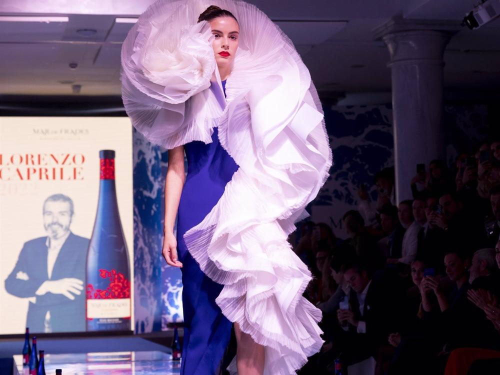 Mar de Frades ha homenajeado a la moda española y a los diseñadores más destacados del panorama nacional con un desfile único celebrado en el Palacio de Neptuno Mar