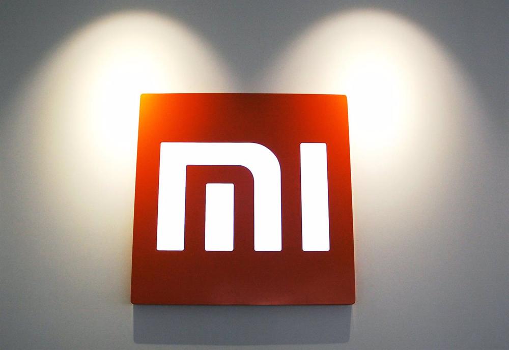 Archivo - FILED - 04 July 2014, China, Beijing: The logo of Chinese smartphone provider Xiaomi hangs on a wall at the company's headquarters. Xiaomi Electronics is looking to manufacture electric cars in cooperation with the Chinese company BAIC Group. Ph Archivo