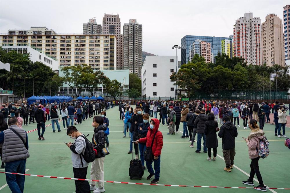 Archivo - 08 February 2022, China, Hong Kong: People queue at a Covid-19 testing centre at the Suen Wan Sports Ground. Photo: Dominic Chiu/SOPA Images via ZUMA Press Wire/dpa Archivo