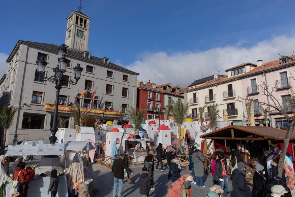 Archivo - Varias personas visitan el Belén monumental de San Lorenzo de El Escorial, a 6 de diciembre de 2021 Archivo