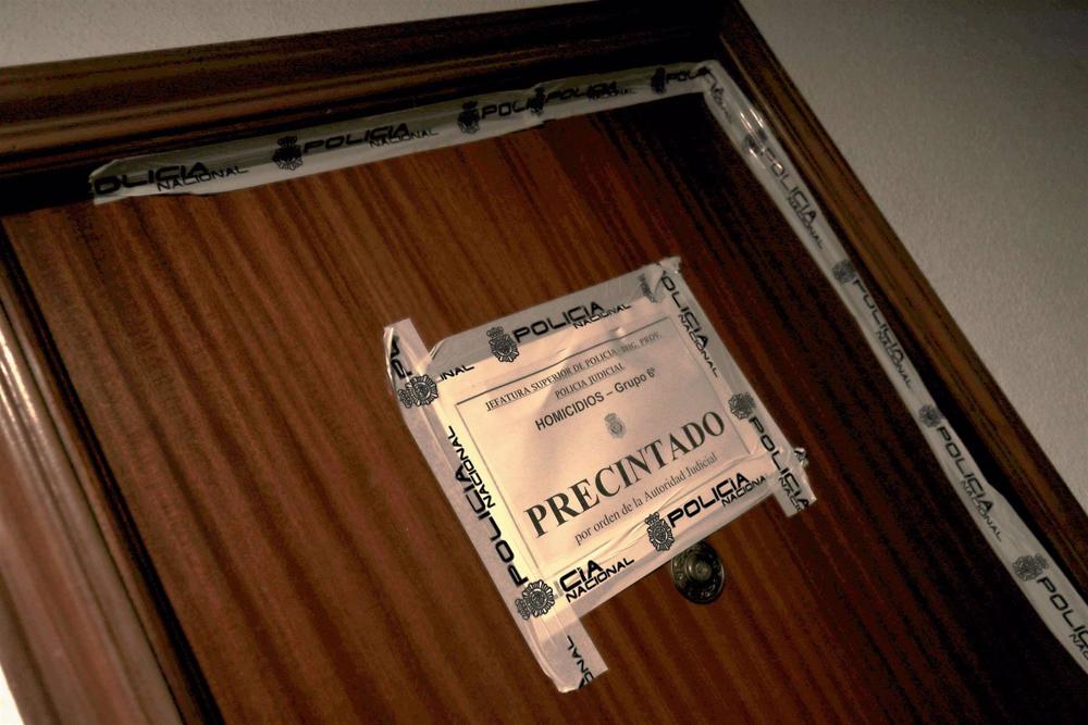 La puerta de la vivienda precintada por la Policía Nacional La