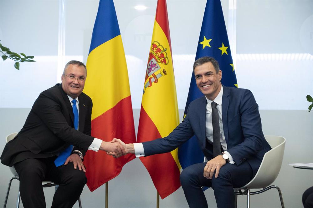 El presidente del Gobierno, Pedro Sánchez (d), y el primer ministro de Rumanía, Nicolae-Ionel Ciuca El