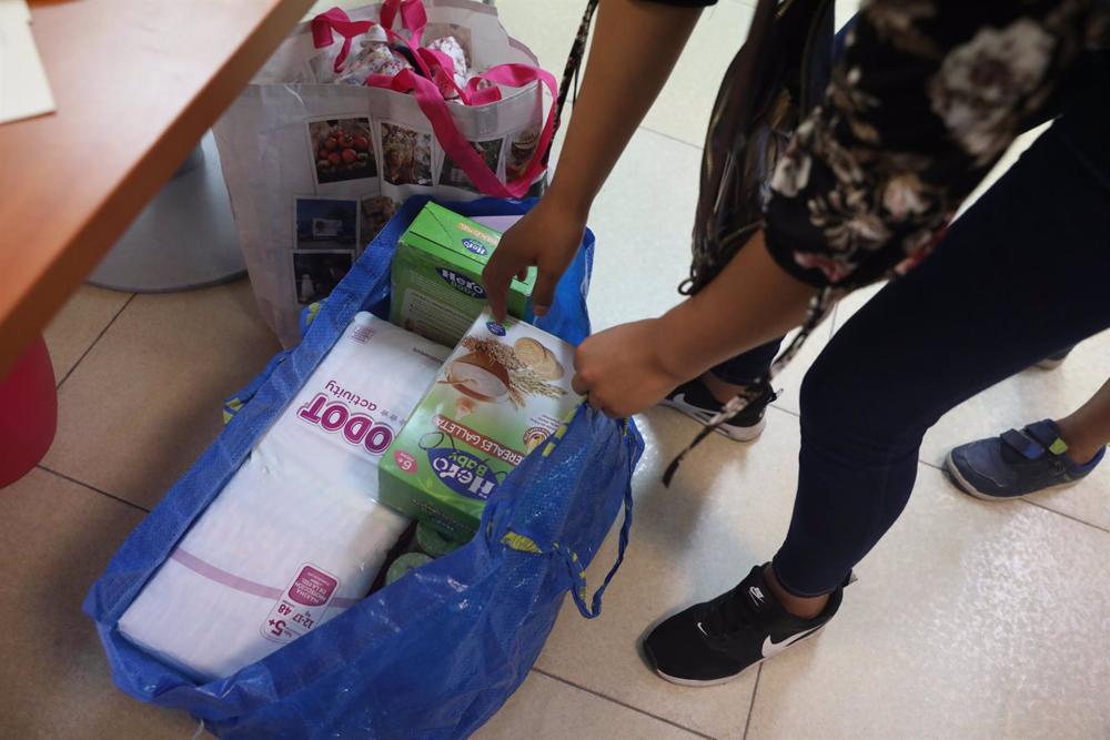 Archivo - Una voluntaria de la Fundación Redmadre prepara una bolsa para repartir a mujeres embarazadas y madres recientes en situación de vulnerabilidad. Archivo