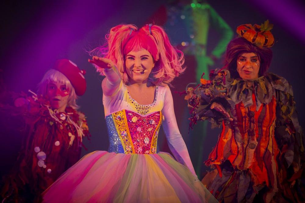 Varios artistas durante el pase gráfico del espectáculo del Circo Price en Navidad Varios