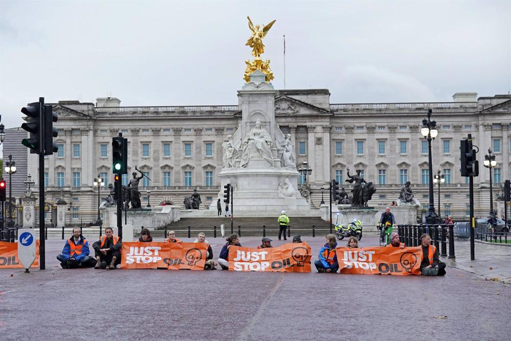 Archive - Activists of the environmental organization Just Stop Oil in front of Buckingham Palace. Archive