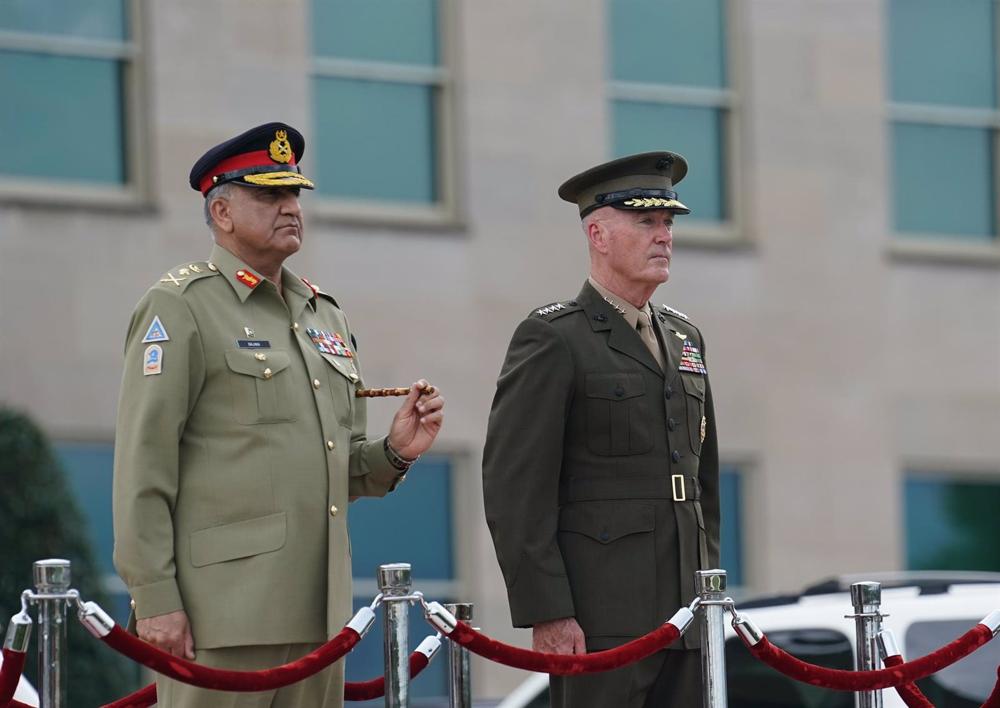 Former Chairman of the U.S. Joint Chiefs of Staff Joseph Dunford and Pakistani Chief of Army Staff Qamar Javed Bajwa at the Pentagon, Virginia (File). Former