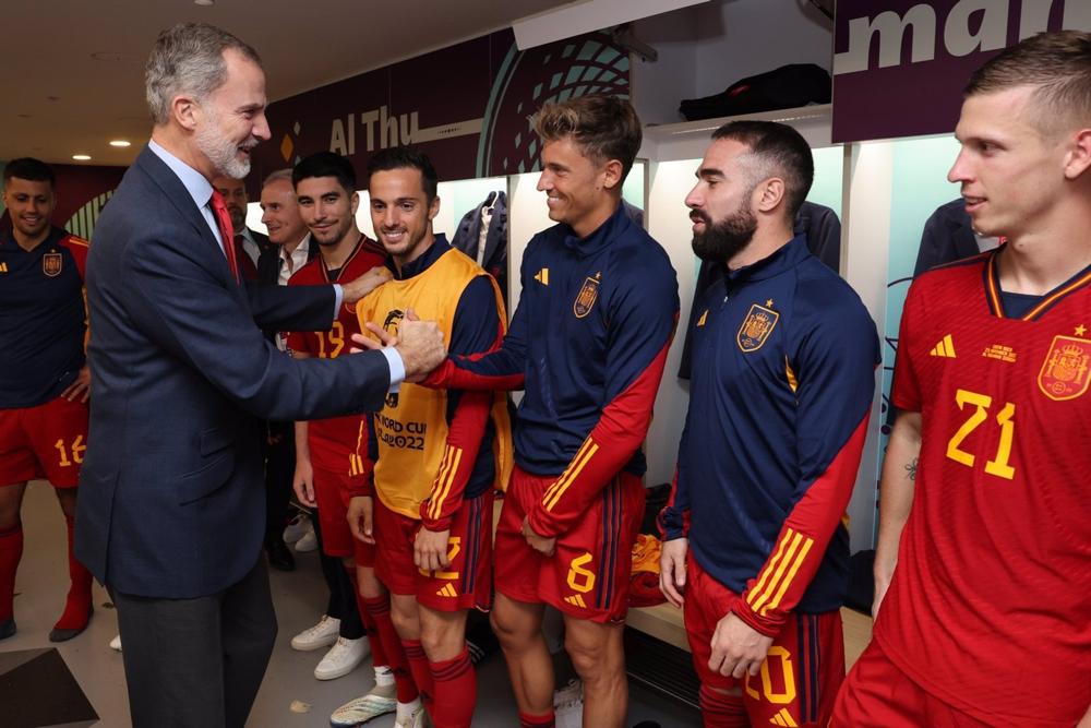 Don Felipe recibe el saludo de los jugados de la Selección Española de Fútbol Don