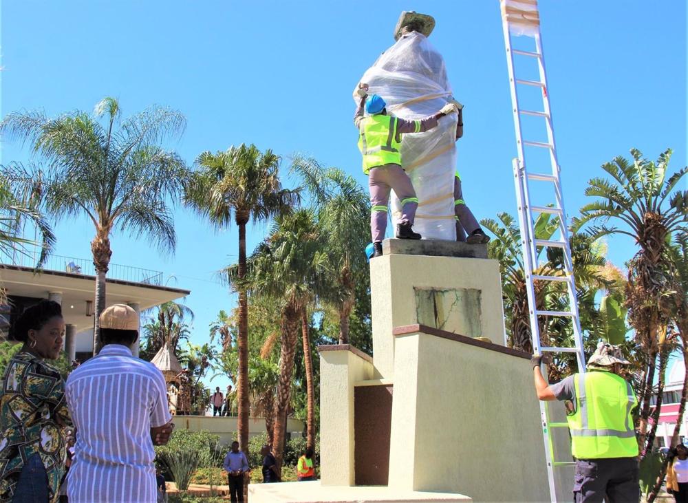 Retirada de la estatua de Curt von François en la capitale de Namibia, Windhoek Retirada