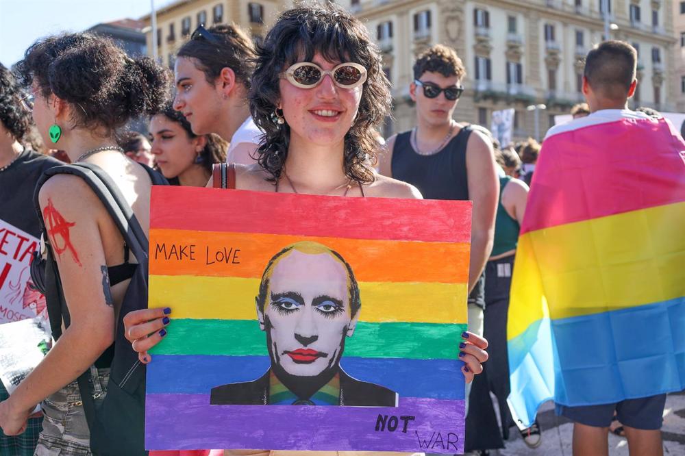 Archivio - Immagine di Vladimir Putin alla manifestazione del gay pride a Napoli Archivio