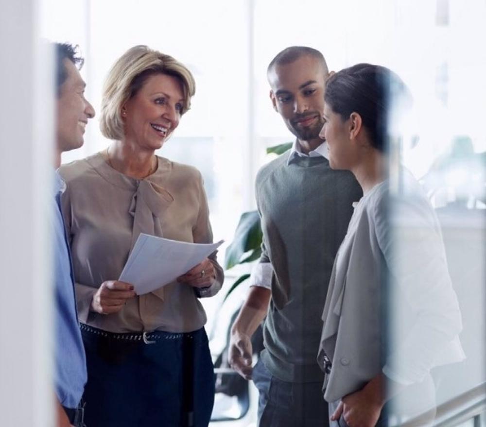 ESTUDIO KPMG. Empresarios, oficina, trabajadores, empleados ESTUDIO