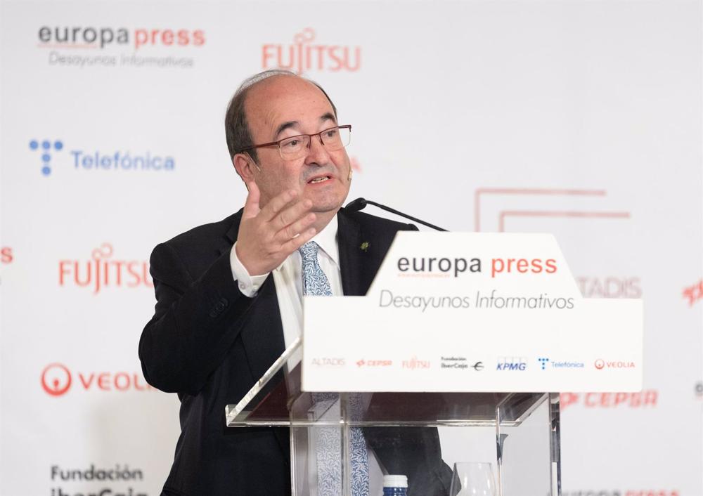 El ministro de Cultura y Deporte, Miquel Iceta, interviene durante un desayuno informativo de Europa Press, en el Hotel Rosewood Villa Magna El