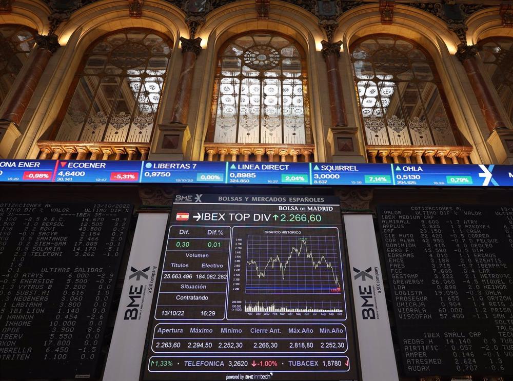 Archivo - Un panel del Ibex 35 en el Palacio de la Bolsa, a 13 de octubre de 2022, en Madrid (España). Archivo