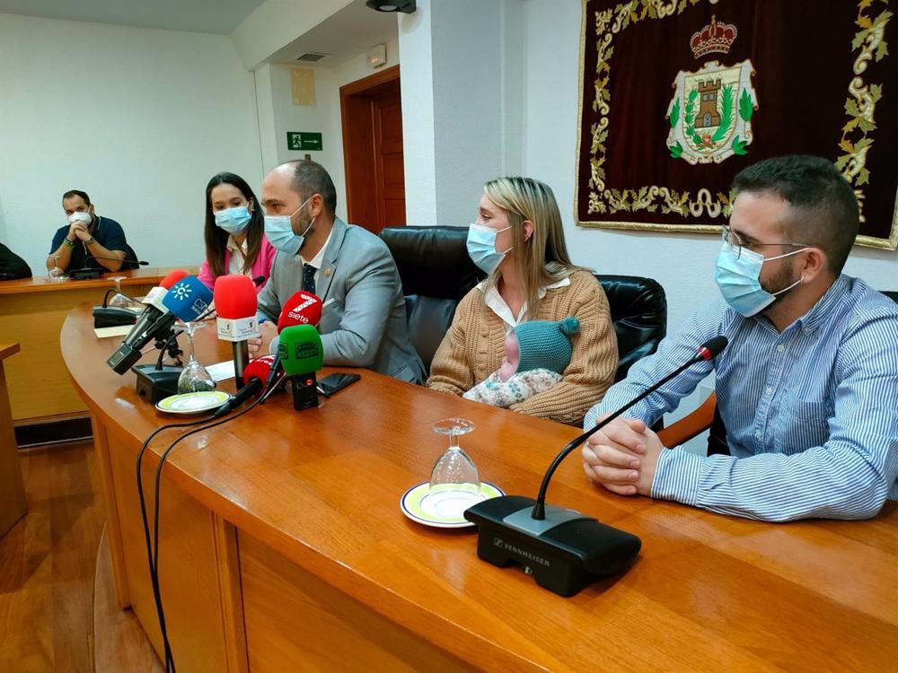 Los padres de Valentina con el bebé y el alcalde de Los Barrios. Los
