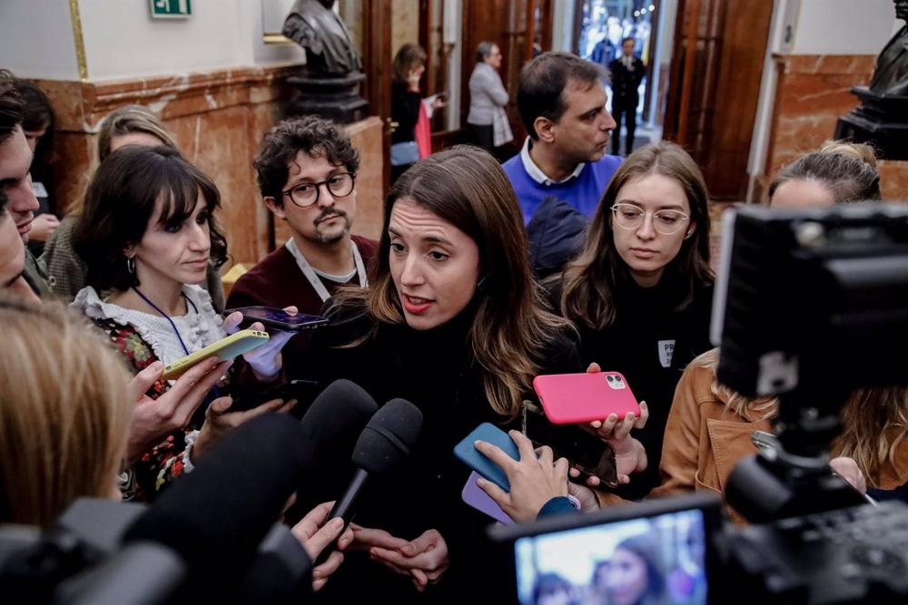 La ministra de Igualdad, Irene Montero, ofrece declaraciones a los medios a su llegada a una sesión plenaria en el Congreso de los Diputados, a 24 de noviembre de 2022, en Madrid (España). La
