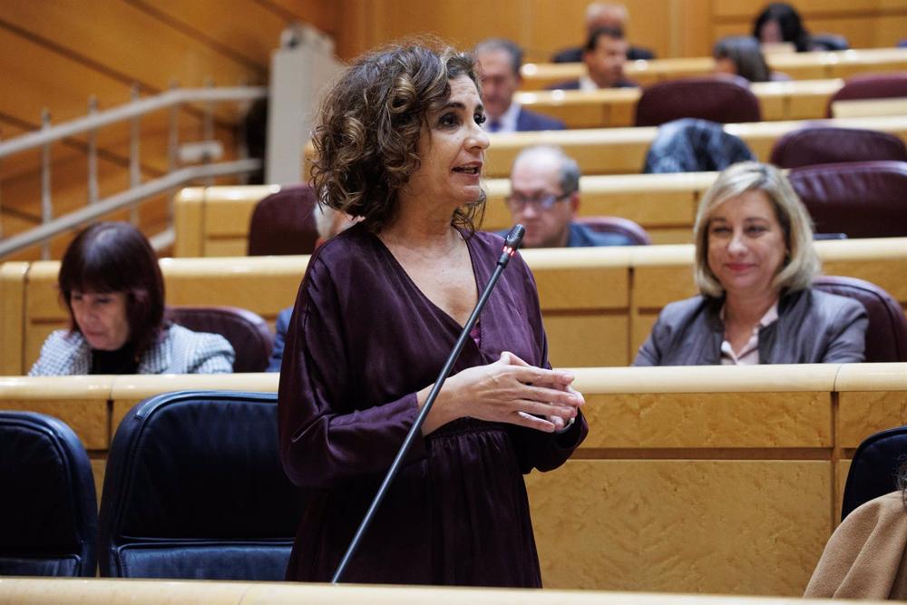 La ministra de Hacienda y Función Pública, María Jesús Montero, interviene durante una sesión de control al Gobierno en el Senado, a 22 de noviembre de 2022, en Madrid (España). La