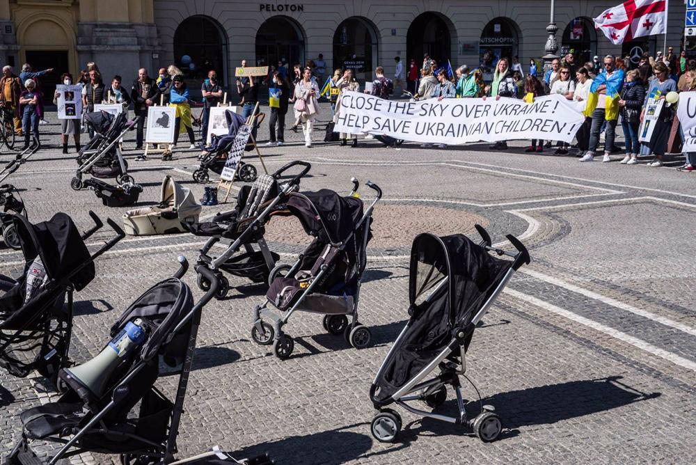 Archiv - Kinderwagen bei einer Demonstration in Deutschland gegen den Krieg in der Ukraine Archiv