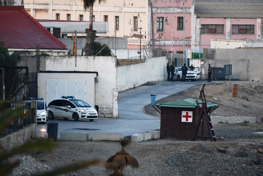 Archivo - Imagen de archivo de vehículos de la Guardia Civil, en el dispositivo policial desplegado en la zona portuaria de Ceuta para recoger a menores migrantes que se encuentran en situación de calle, a 1 de septiembre de 2021, en Ceuta (España). Archivo