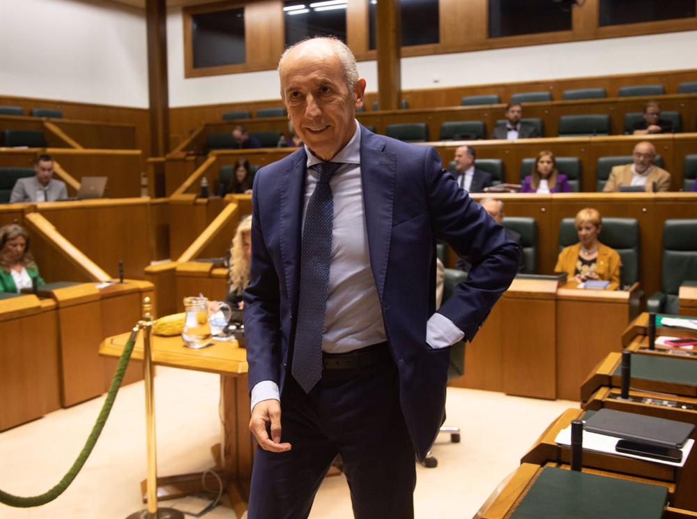 Archivo - El vicelehendakari primero y consejero de Seguridad, Josu Erkoreka, en el pleno de control Archivo