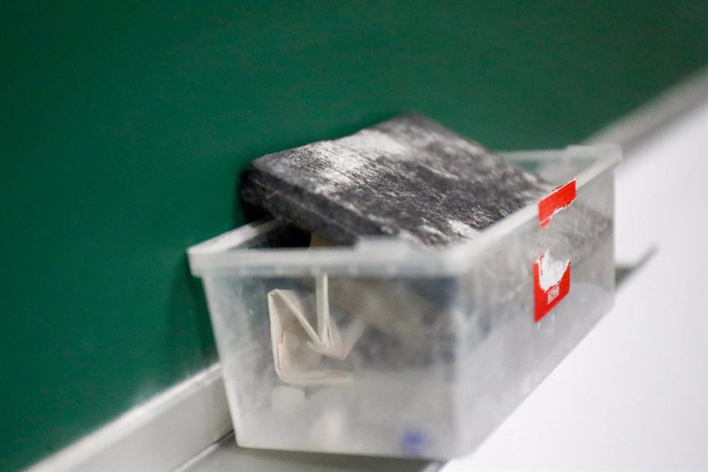 Archivo - Borrador de pizarra en el interior de un aula del Colegio Nobelis de Valdemoro, Archivo