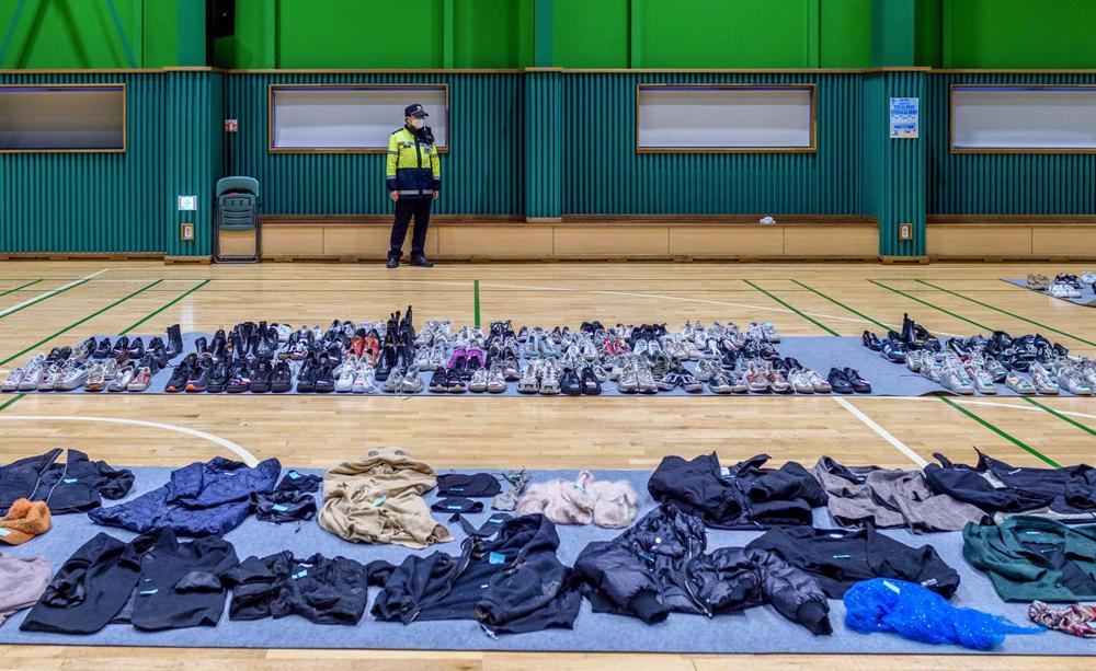 Pertence às vítimas da avalanche humana que matou 156 pessoas numa festa de Halloween em Itawon, Seul, Coreia do Sul. Pertence