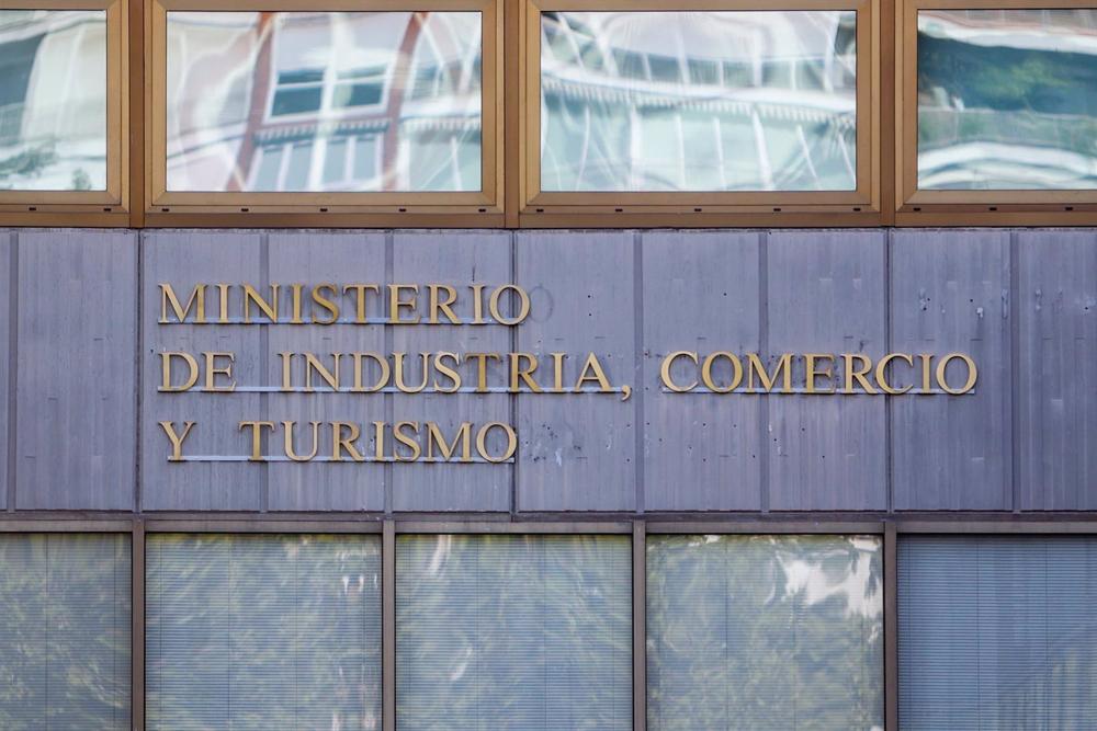 Archivo - Fachada de la sede del Ministerio de Industria, Comercio y Turismo, en Paseo de la Castellana, a 30 de julio de 2022, en Madrid (España). El Consejo de Ministros autorizó esta semana la transferencia de 35 millones de € desde Industria, Comercio Archivo