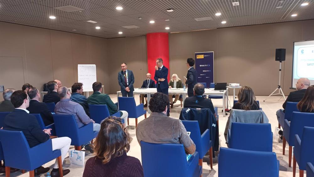 El director del Aeropuerto Málaga-Costa del Sol, Pedro Alberto Bendala (izquierda), y el jefe de Seguridad de ENAIRE, Jesús Romero, en unas jornadas El