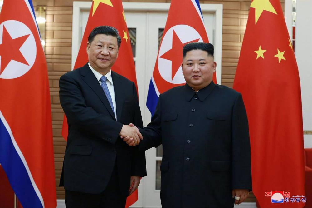 Archive - Le président chinois Xi Jinping et le dirigeant nord-coréen Kim Jong Un Archive