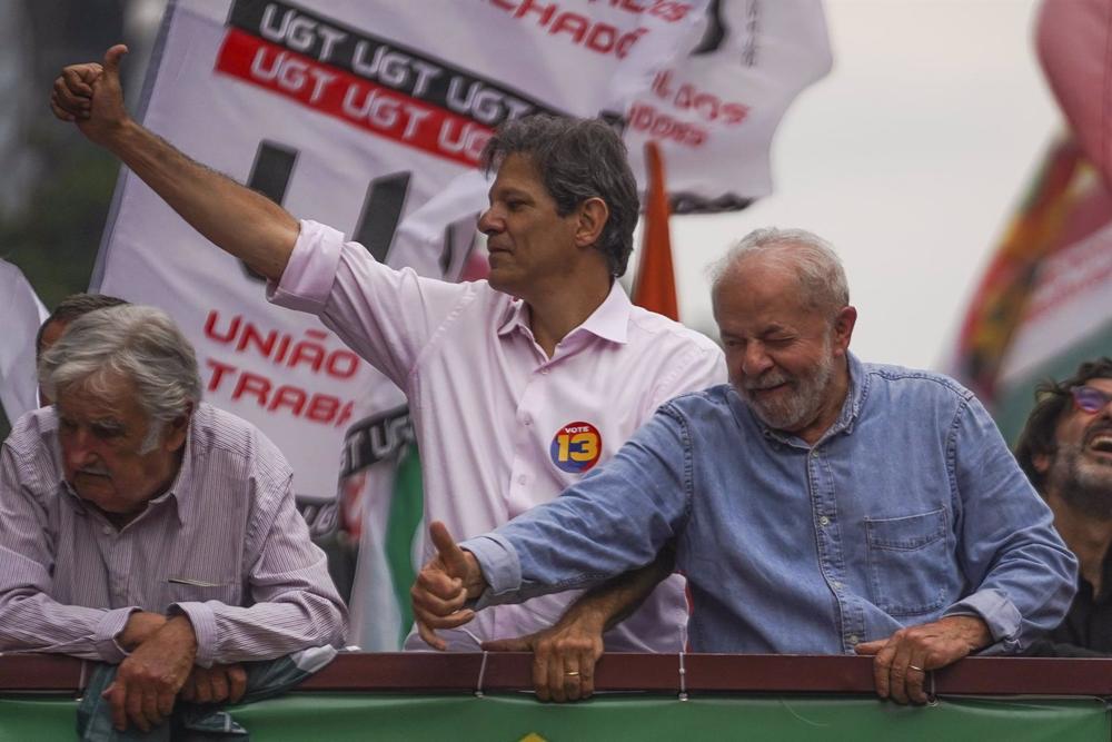 El ex presidente brasileño y candidato a la presidencia por el Partido de los Trabajadores Lula da Silva (d) y el candidato del PT a la gobernación de Sao Paulo Fernando Haddad (i) El