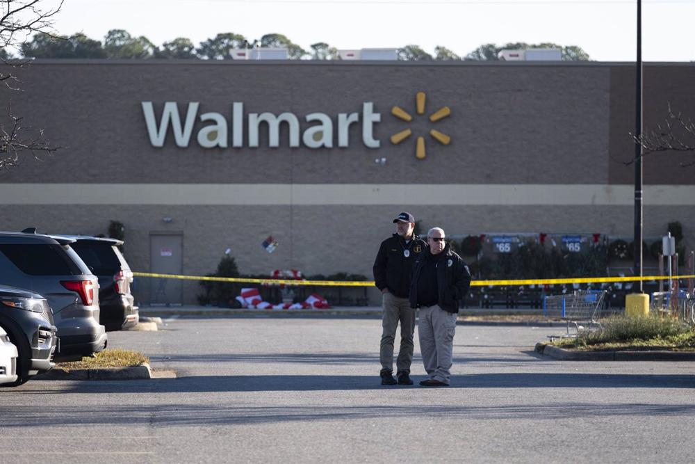 Des membres de la police restent près de la scène où au moins sept personnes sont mortes après qu'un tireur a ouvert le feu dans un supermarché Walmart à Chesapeake. Des